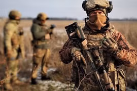 Lính hợp đồng Colombia khai hỏa súng chống tăng RPG tại Ukraine.