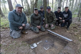 Phát hiện kho báu 69 đồng xu cổ từ thế kỷ 17 trong rừng Ba Lan