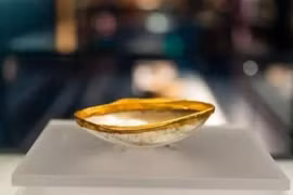 Khám phá chiếc bát vỏ sò khảm vàng cổ xưa