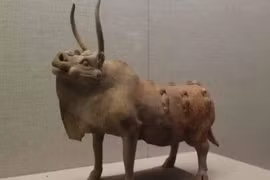 Tượng bò gốm đỏ 1.400 năm tuổi trong mộ cổ 