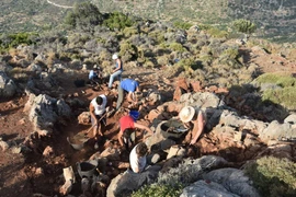 Phát hiện hàng trăm tượng nữ cổ đại trên đỉnh núi Crete