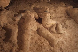 Phát hiện hang động chứa kho báu tượng đất sét chưa từng biết đến