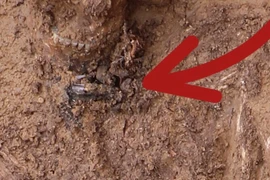 Phát hiện ngôi mộ cổ kỳ lạ tại Frankfurt với bùa hộ mệnh bí ẩn