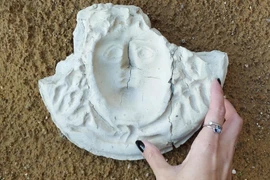 Phát hiện mặt nạ Medusa kỳ lạ tại Sicily cổ đại