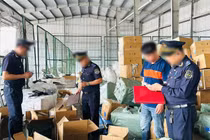 Cục Hải quan bắt gần 15.000 mỹ phẩm, túi Hermes LV giả