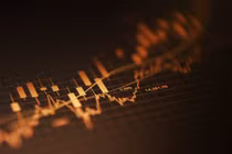 Quỹ lớn SPDR Gold Trust bán tháo vàng, thị trường đối mặt áp lực kép