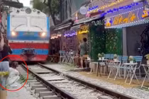 Khoảnh khắc thót tim ở phố cà phê đường tàu, CSGT vào cuộc xác minh