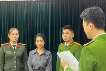 Show “Về đây bốn cánh chim trời” bể phút chót, nữ giám đốc hầu tòa