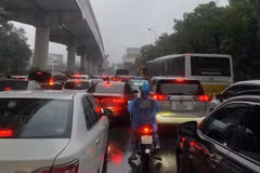 Giao thông Hà Nội chậm lại dưới mưa lớn vào giờ cao điểm