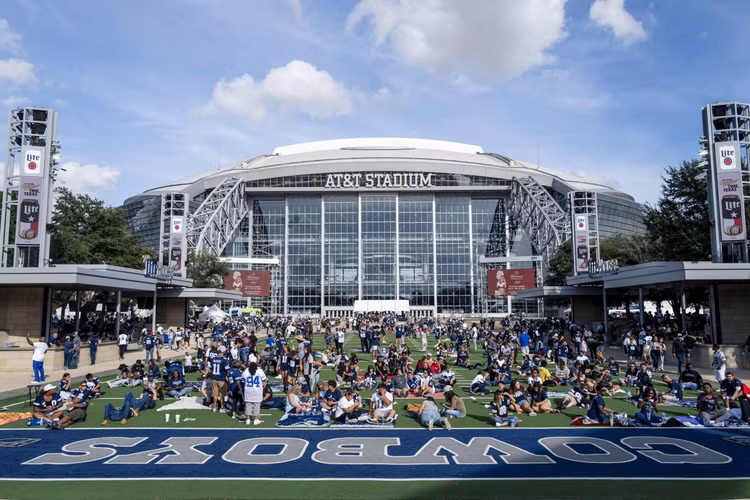 Được biết đến với tên gọi "Jerry World", AT&amp;T Stadium không chỉ là đại bản doanh đắt giá của đội bóng Dallas Cowboys mà còn là biểu tượng công nghệ và quy mô trong làng thể thao thế giới. Tại kỳ World Cup 2026, AT&amp;T Stadium sẽ trở thành tâm điểm của bóng đá toàn cầu khi được chọn là địa điểm tổ chức số lượng trận đấu lớn nhất giải. (Ảnh: Dallas Cowboys)