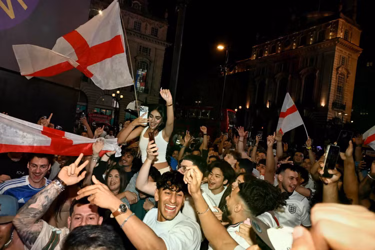 england-fans-game-norway-celebrate-1094806580-b1d3f6jpg.jpg