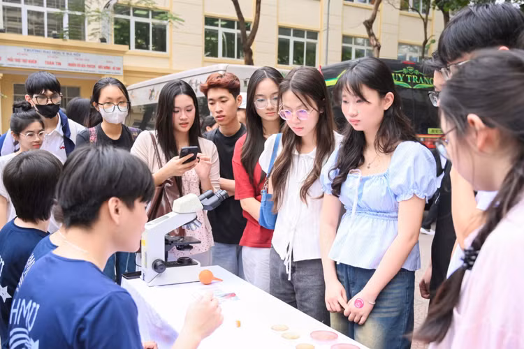 Học sinh THPT tham dự sự kiện Một ngày là sinh viên Trường Đại học Y Hà Nội. Ảnh: Đại học Y Hà Nội