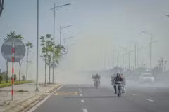 Khói đốt rơm rạ bao phủ đường Nam Định - Lạc Quần