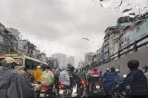 Mưa lớn gây ùn tắc kéo dài tại nhiều tuyến phố Hà Nội sáng 29/7