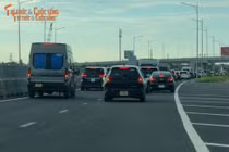 Nút giao tạm trên đường Vành đai 3 TP HCM gây ùn tắc nghiêm trọng