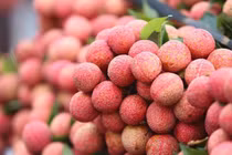 Vải u hồng đầu mùa “cháy hàng” giá 200.000 đồng/kg