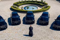 Rolls-Royce ra mắt Cullinan độc bản - nội thất như phòng tranh di động