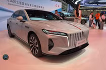 Hongqi H7 PHEV mới từ 671 triệu đồng, chạy 240 km không "uống 1 giọt xăng"
