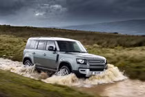 Land Rover Defender 2026 lộ diện với loạt nâng cấp đáng tiền