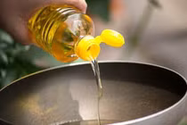 Mẹo đơn giản nhận biết dầu ăn thật - giả bằng mắt thường