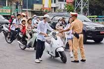 Hà Nội tăng cường kiểm tra an toàn giao thông cho học sinh đầu năm học