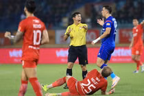 Trọng tài Trần Ngọc Nhớ bị kỷ luật sau pha gây tranh cãi tại V-League