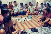 Công an Vĩnh Long bắt giữ nhóm đánh bạc bằng lắc bầu cua 