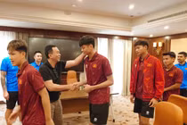 Chủ tịch VFF Trần Quốc Tuấn động viên U17 Việt Nam trước tứ kết