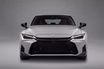Lexus IS 2026 cắt giảm động cơ, giá bán tăng gần 5.000 USD
