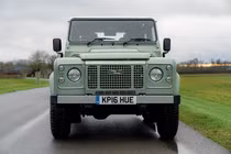 Chiếc Land Rover Defender này đang được các đại gia tranh nhau mua