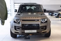 Land Rover Defender OCTA từ 17,9 tỷ đồng đầu tiên lộ diện tại Việt Nam 