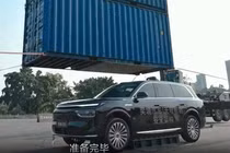 Epicland X9 thử thách giới hạn với container 16 tấn đè lên nóc