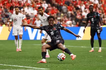 Jonathan David lập hat-trick giúp Canada thắng đậm trước Qatar