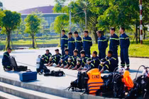 Lực lượng cứu hộ Huế vất vả tập luyện dưới nắng nóng mùa hè