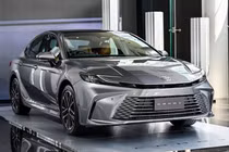 Toyota Camry lần đầu giảm gần 155 triệu đồng, kiếm doanh số