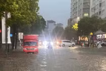 Hà Nội đối mặt với mưa dông lớn gây ngập lụt và ùn tắc