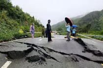 Mưa lũ làm đứt gãy quốc lộ 4B từ Lạng Sơn đi Quảng Ninh