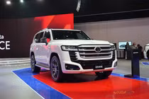 Mục sở thị Toyota Land Cruiser Hybrid giá hơn 2,9 tỷ đồng, sắp về Việt Nam