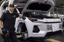 Vì sao Toyota RAV4 bị cắt giảm sản lượng dù bán "đắt như tôm tươi"?
