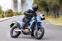 Mục sở thị Suzuki DR-Z4SM 2026 - cào cào đường phố gần 200 triệu đồng