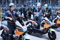  Chi tiết xe máy điện đổi pin VinFast Flazz Max hơn 13 triệu đồng