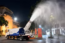 [GALLERY] Hà Nội thử nghiệm xe phun sương dập bụi trên nhiều tuyến phố