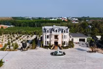 Hé lộ dinh thự hoàng gia châu Âu rộng 30.000m2