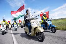 Hơn 25.000 xe máy Vespa từ 67 quốc gia đổ về thành Rome, Ý