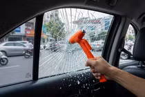 Đề xuất từ chối đăng kiểm với xe thiếu búa phá kính, lắp sai biển số