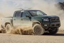 Nissan Frontier PRO-4X R 2026 có bản nâng cấp, "đấu" Ford Ranger Raptor