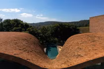 Ngôi nhà bình yên giữa rừng với kiến trúc thụ động độc đáo