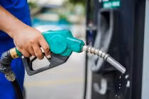 Giá xăng tăng sau hai phiên giảm, RON 95 sát mốc 20.000 đồng/lít