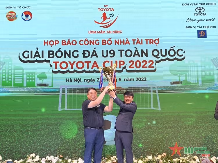 Nghi thức trao cúp vô địch cho Ban Tổ chức.