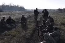 Điều đặc biệt là hướng Slavyansk-Kramatorsk, nơi không có thay đổi nào được quan sát thấy trong hơn 10 tháng qua. Kênh Rybar của Nga cho biết, sau đợt pháo kích chuẩn bị một cách bất ngờ, các nhóm tấn công của Nga đã chiếm giữ các vị trí của quân Ukraine ở phía bắc làng Zaliznyanskoye.